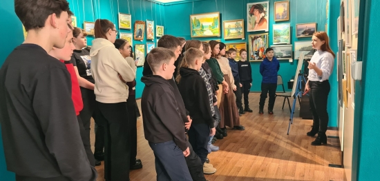 В пятницу в Арт-галерее побывала группа учащихся 7-х и 9-х классов из села Прокуткино.